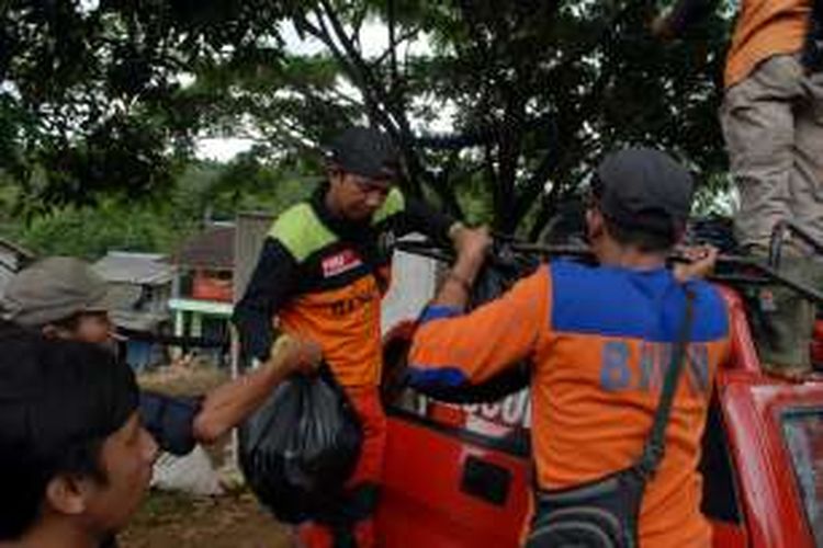 Sejumlah relawan akan mengirimkan makanan ke korban terdampak banjir bandang di Cidolog, Sukabumi, Jawa Barat, Jumat (11/11/2016). Bencana banjir bandang Cidolog, Rabu (9/11/2016) sore mengakibatkan ratusan rumah dan areal pertanian terendam.