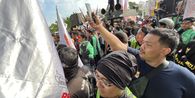 Demonstran Ojol: Bu Khofifah Jangan Hanya di Dalam Saja, Kami Sudah 7 Kali Demo Sampai Capek