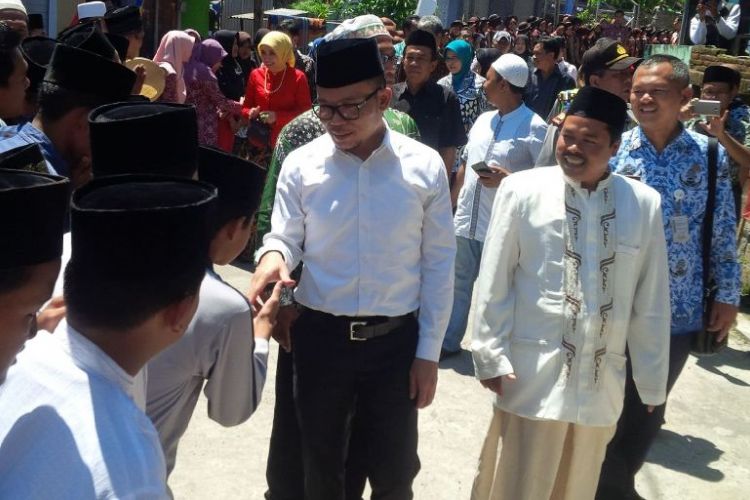 Menteri Ketenaga-kerjaan (Menaker) Muhammaf Hanif Dhakiri melihat   praktik rancang bangun di Laboratorium Pondok Pesantren Nurul Ulum di   Sembungan Utara, Ungaran, Kabupaten Semarang, jumat (17/3/2017) siang.