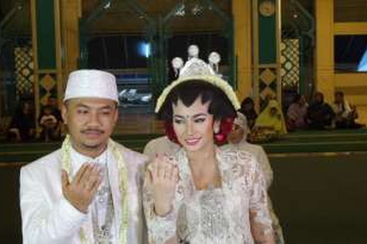 Artis peran Ratu Felisha resmi menjadi istri pengacara Ari Pujianto setelah menggelar prosesi akad nikah, di Masjid Raya Pondok Indah, Jakarta Selatan, Sabtu (30/4/2016).