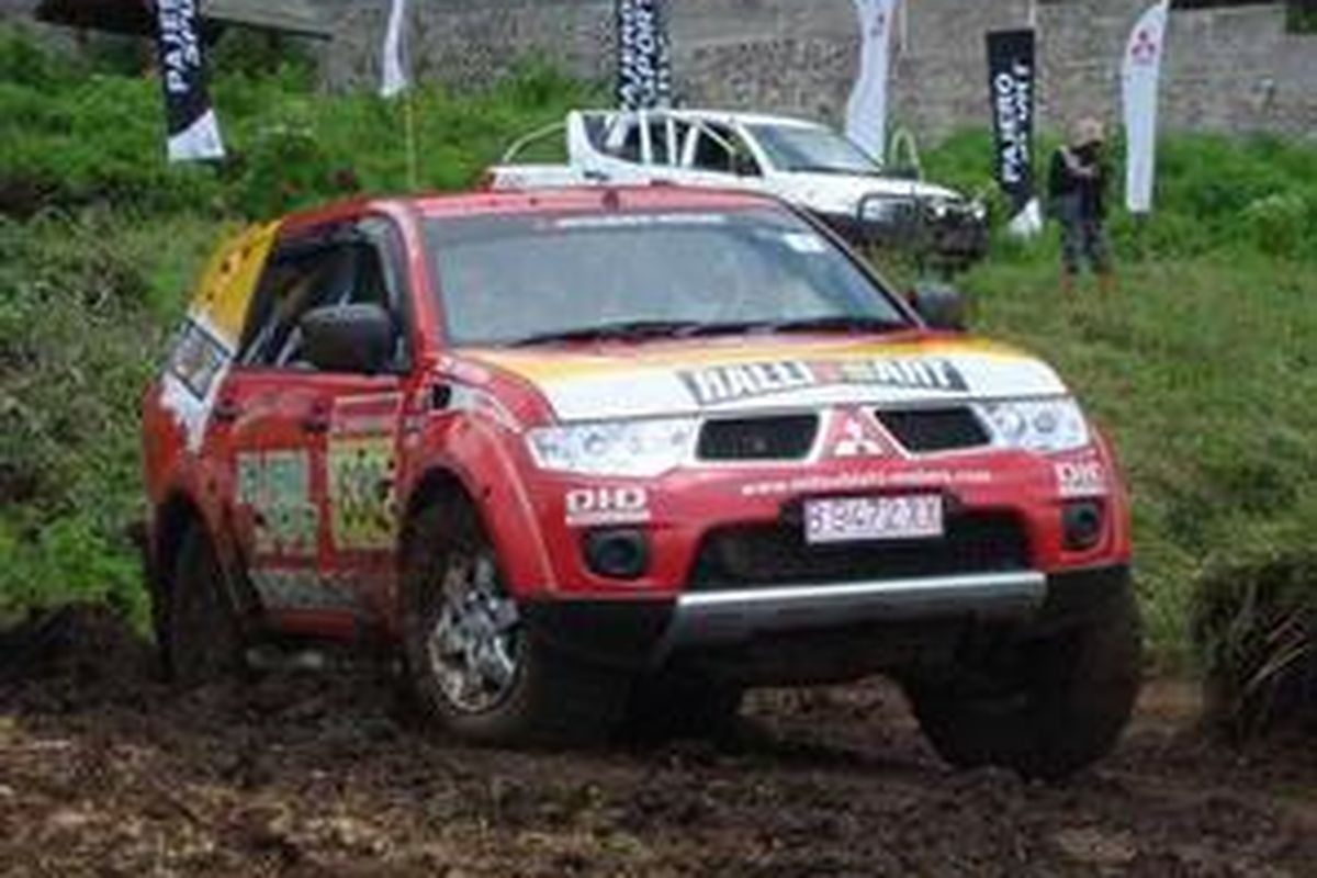 Pereli nasional Rifat Sungkar dan Subhan Aksa buktikan kepemilik Pajero kalau SUV Mitsubishi itu memang nyaman dan tangguh