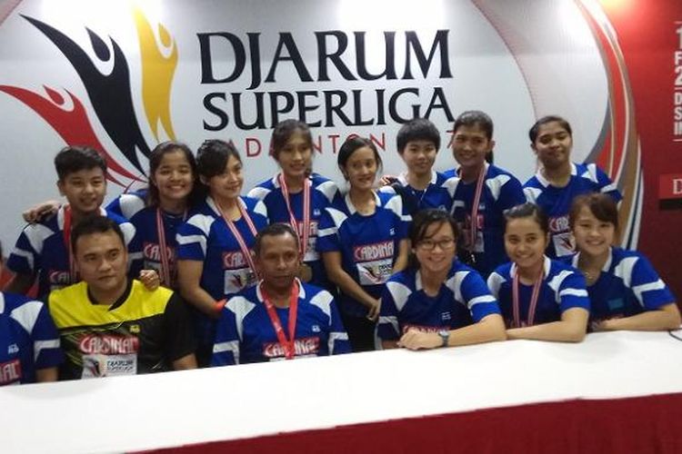 Tim putri Mutiara Cardinal Bandung berpose seusai babak final Djarum Superliga 2017, di DBL Arena, Sabtu (25/2/2017). Mereka berhasil menjadi juara setelah menundukkan Berkat Abadi Banjarmasin.