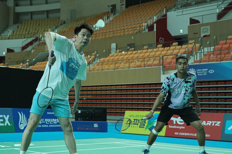 Kevin Sanjaya Sukamuljo/Rahmat Hidayat saat berlatih di Gwangju Women's University Stadium, Korea Selatan, Senin (6/11/2023). Kevin/Rahmat akan memulai debut mereka di Korea Masters 2023 yang akan dimulai pada Selasa (7/11/2023). 