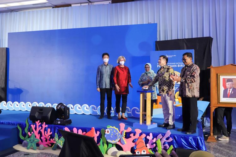 Kementerian PPN/Bappenas, Kementerian Keuangan, dan Kemenko Marves membunyikan bel tanda dibuka serta diluncurkan Panduan Penyusunan Instrumen Pendanaan Biru, di Jakarta, Selasa (1/11/2022).
