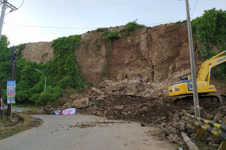 Jalan Suropati Samarang ditutup karena longsor. Rabu (9/11/2022)