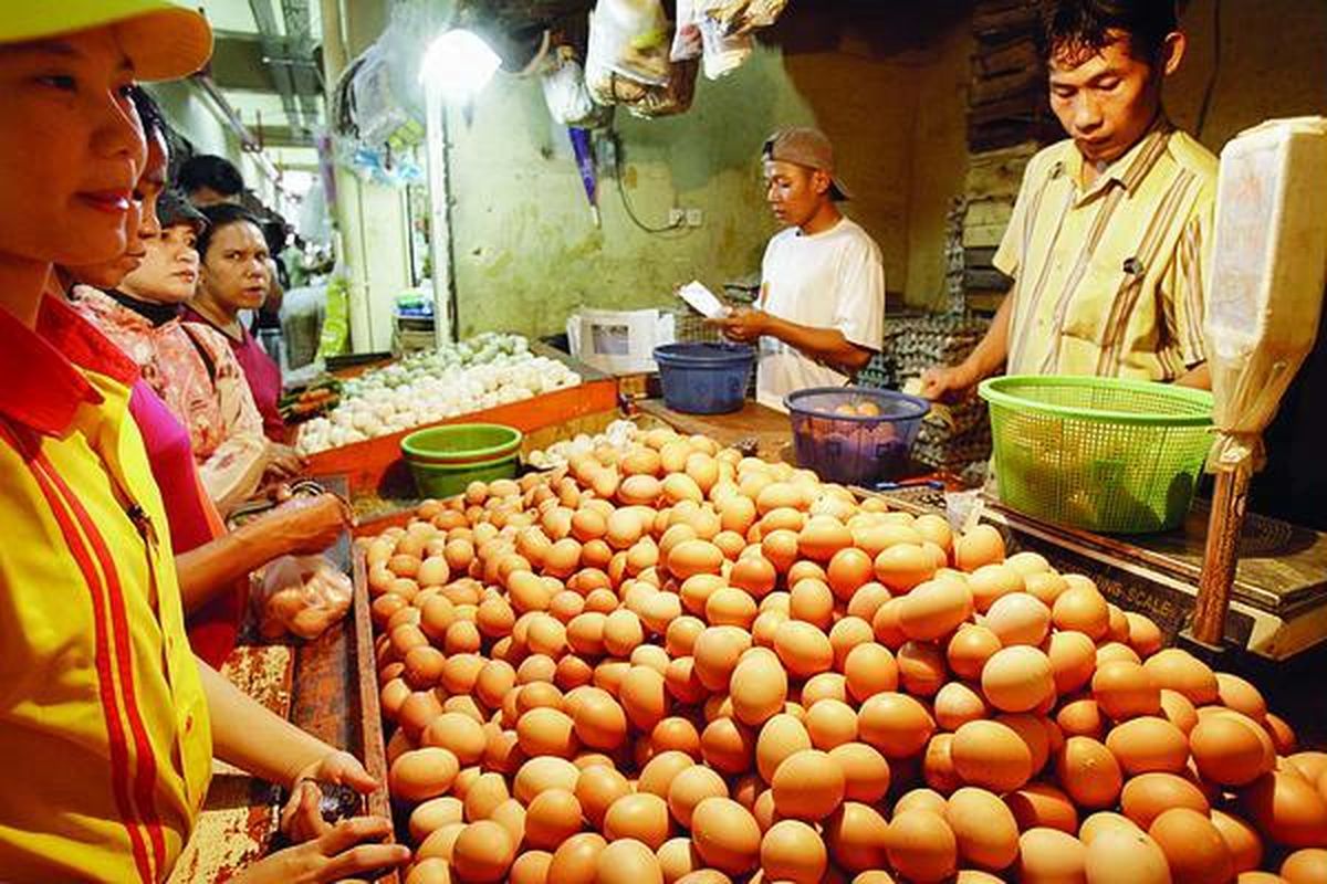 Pedagang telur melayani pembeli di Pasar Kebayoran Lama, Jakarta Selatan.