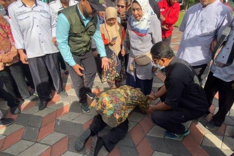 Menteri Sosial Tri Rismaharini sujud di kaki salah satu guru penyandang tunanetra, saat berdebat soal hibah dan perbaikan bangunan sekolah luar biasa (SLB) A Padjadjaran, di Balai Wiyata Guna, Kota Bandung, Selasa (21/2/2023). 

