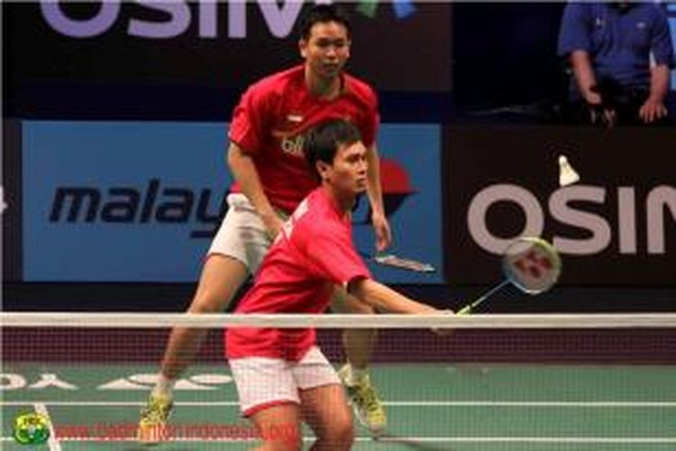 Ganda putra Indonesia, Mohammad Ahsan (depan)/Hendra Setiawan mengembalikan serangan dari ganda China, Liu Xiaolong/Qiu Zihan, pada pertandingan ketiga grup A ganda putra BWF Superseries Finals, Jumat (13/12/2013).