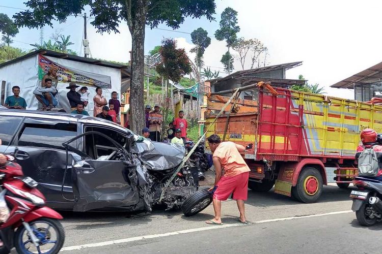 Kecelakaan beruntun melibatkan mobil Toyota Avanza yang dikemudikan Puguh Hariyanto (48) warga Kabupaten Trenggalek dengan Bus Duta Gemilang yang dikemudikan Edy Suprapto (48) warga Kabupaten Nganjuk dan sepeda sepeda motor Yamaha Mio yang dikendarai Agung Sasongko. Kecelakaan terjadi di jalur maut Sarangan, Minggu (6/10/2024) membuat 2 orang terluka.