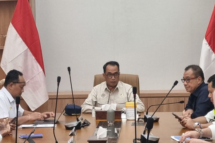 Menteri Perhubungan Budi Karya Sumadi saat melakukan rapat koordinasi di sela peninjauan kesiapan Bandara Soekarno-Hatta menjelang Angkutan Lebaran 2024, Jumat (29/3/2024).