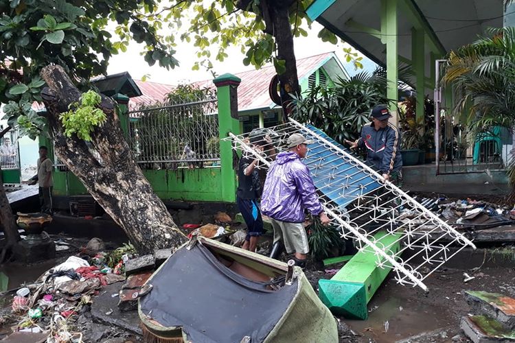 Pagar SD Islamiyah 2 dan SD Islamiyah 5 di Kota Ternate, Maluku Utara jebol akibat dihantam banjir, Jumat (6/7/2018)