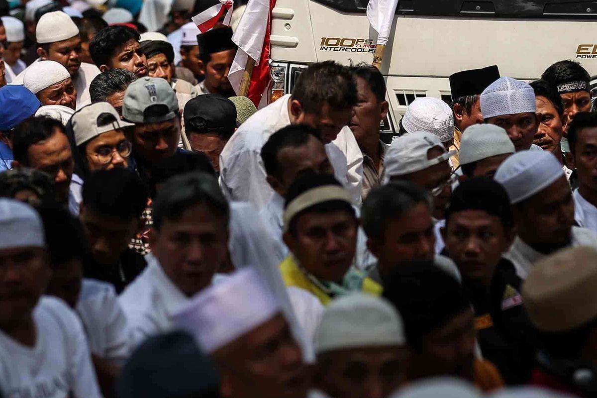 Massa melakukan sholat berjamaah di kawasan Jalan Medan Merdeka Barat, Jakarta Pusat, Kamis (27/6/2019). Unjuk rasa tersebut digelar untuk mengawal sidang putusan sengketa hasil Pilpres tahun 2019 di Mahkamah Konstitusi.
