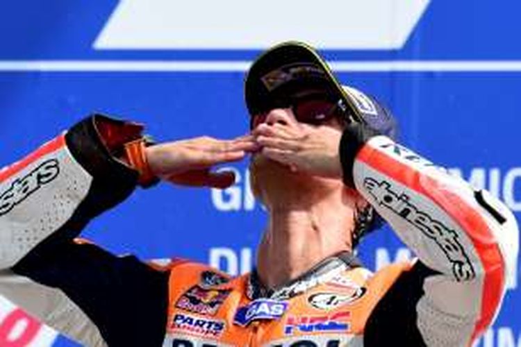 Pebalap Repsol Honda asal Spanyol, Dani Pedrosa, merayakan kemenangan saat balapan GP San Marino di Sirkuit Misano, Minggu (11/9/2016).