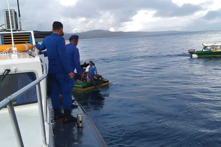 Personel Polairud Polda Maluku menggelar patroli dan sweping terhadap speedboat yang lalu lalang di peraiaran Pulau Haruku, Kabupaten Maluku Tengah, Rabu (16/2/2022)