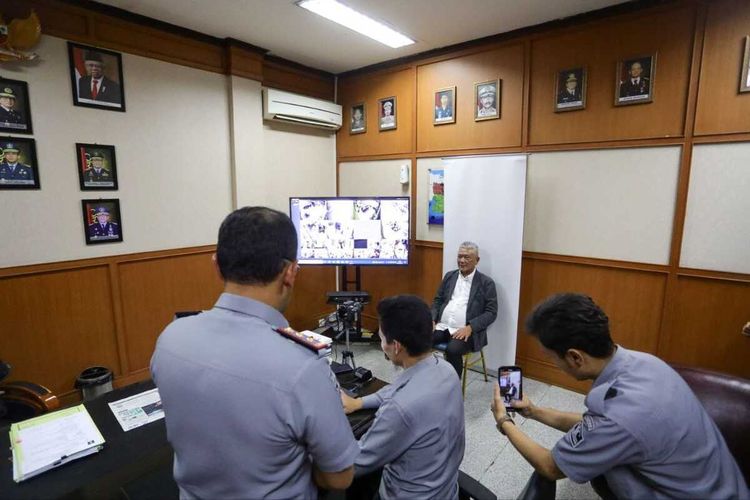 Pj Wali Kota Bandung Bambang Tirtoyuliono melakukan perekaman untuk mendapatkan paspor elektronik polikarbonat pertama yang dikeluarkan Kantor Imigrasi Kelas I TPI Bandung.