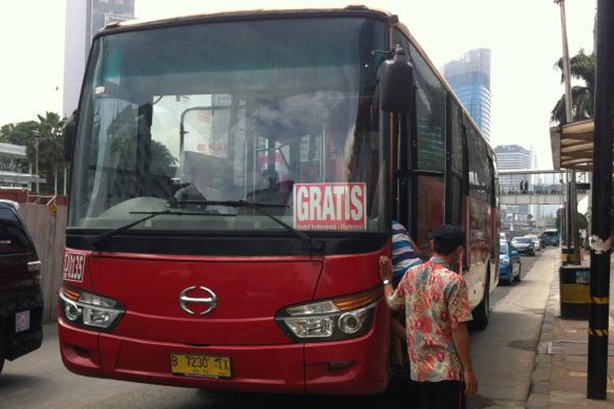 Bus Transjakarta disediakan gratis oleh Pemerintah Provinsi Jakarta untuk mengakomodasi pengendara motor yang hendak melintas di kawasan pelarangan sepeda motor.