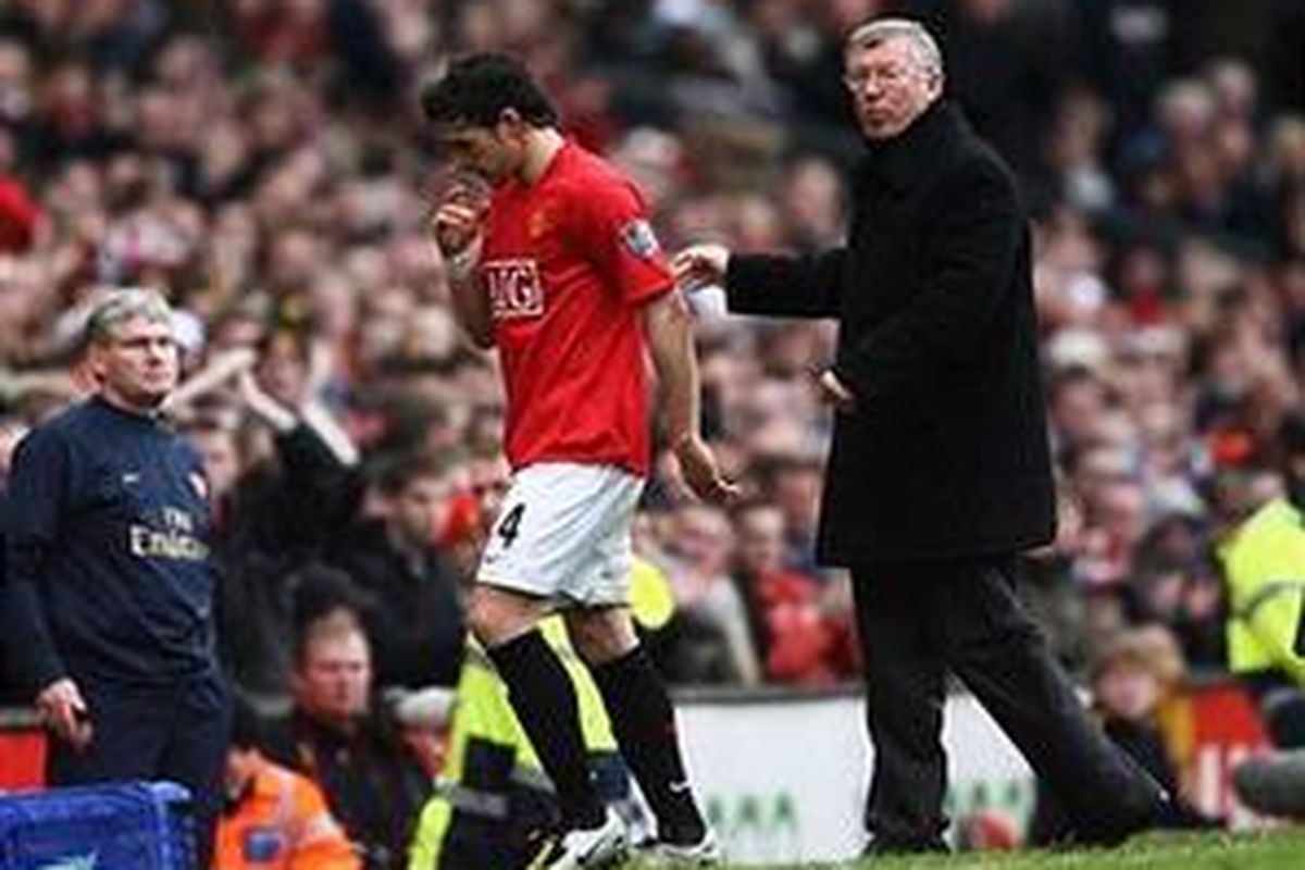 Owen Hargreaves dan Sir Alex Ferguson dalam sebuah pertandingan. Ferguson tidak akan menjual Hargreaves karena timnya merasa berutang terhadap gelandang tersebut.