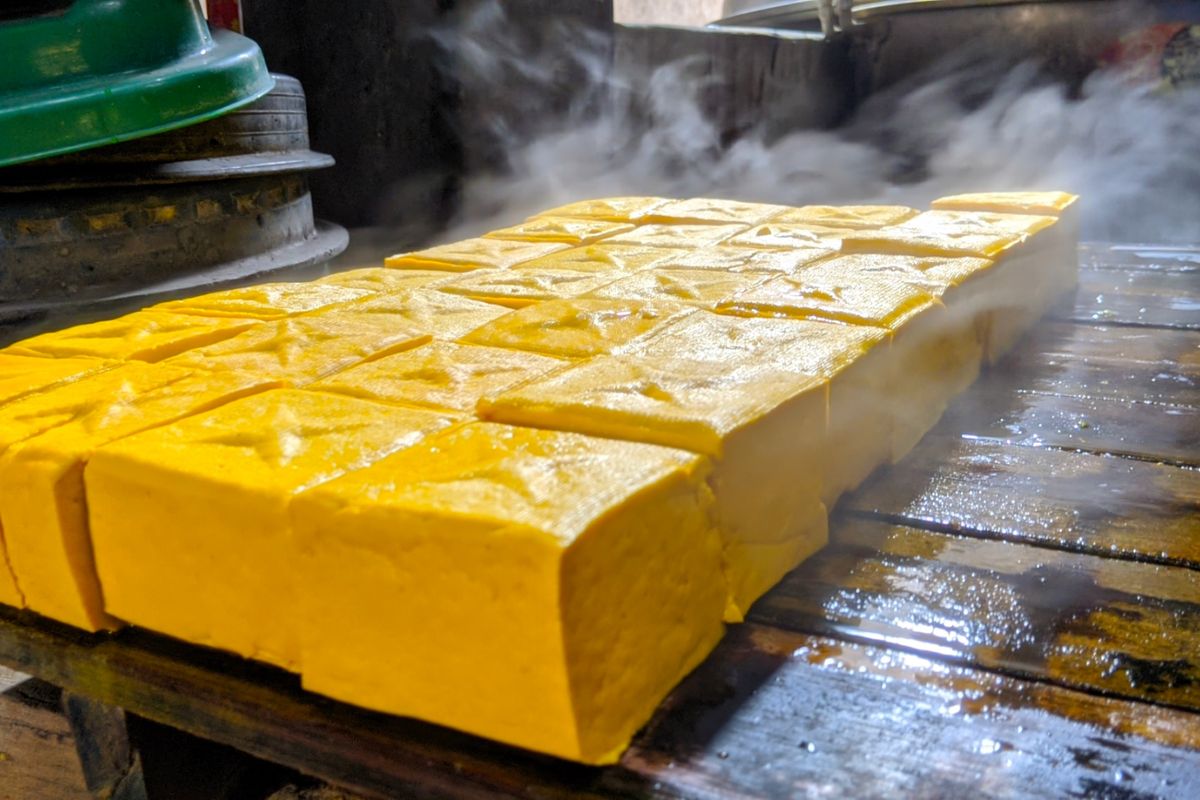 Tahu takwa Kediri tepat setelah perebusan warna kuning di sentra Kampung Tahu Tinalan Kota Kediri, Jawa Timur, medio Nopember 2024.