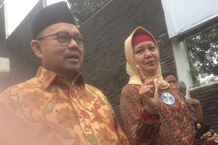 Sudirman Said menemui emak-emak yang memasang baliho Prabowo-Sandi di depan rumah di Semarang, Jumat (21/12/2018).