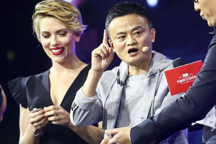 CEO Alibaba Jack Ma (tengah) bersama aktris Hollywood Scarlett Johansson saat membuka event Singles Day 2016.