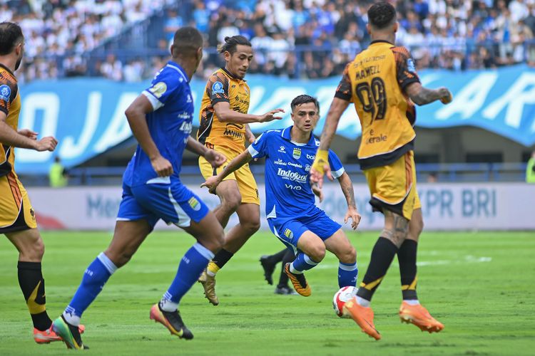 Aksi pemain Persib Bandung, Eliano Reijnders, pada laga Persib Bandung vs Persija Jakarta yang menjadi bagian pertandingan pekan ke-17 Super League 2025-2026 di Stadion Gelora Bandung Lautan Api pada Minggu (11/1/2026). 