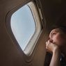 3 Alasan Kenapa Seseorang Mudah Menangis Saat Naik Pesawat