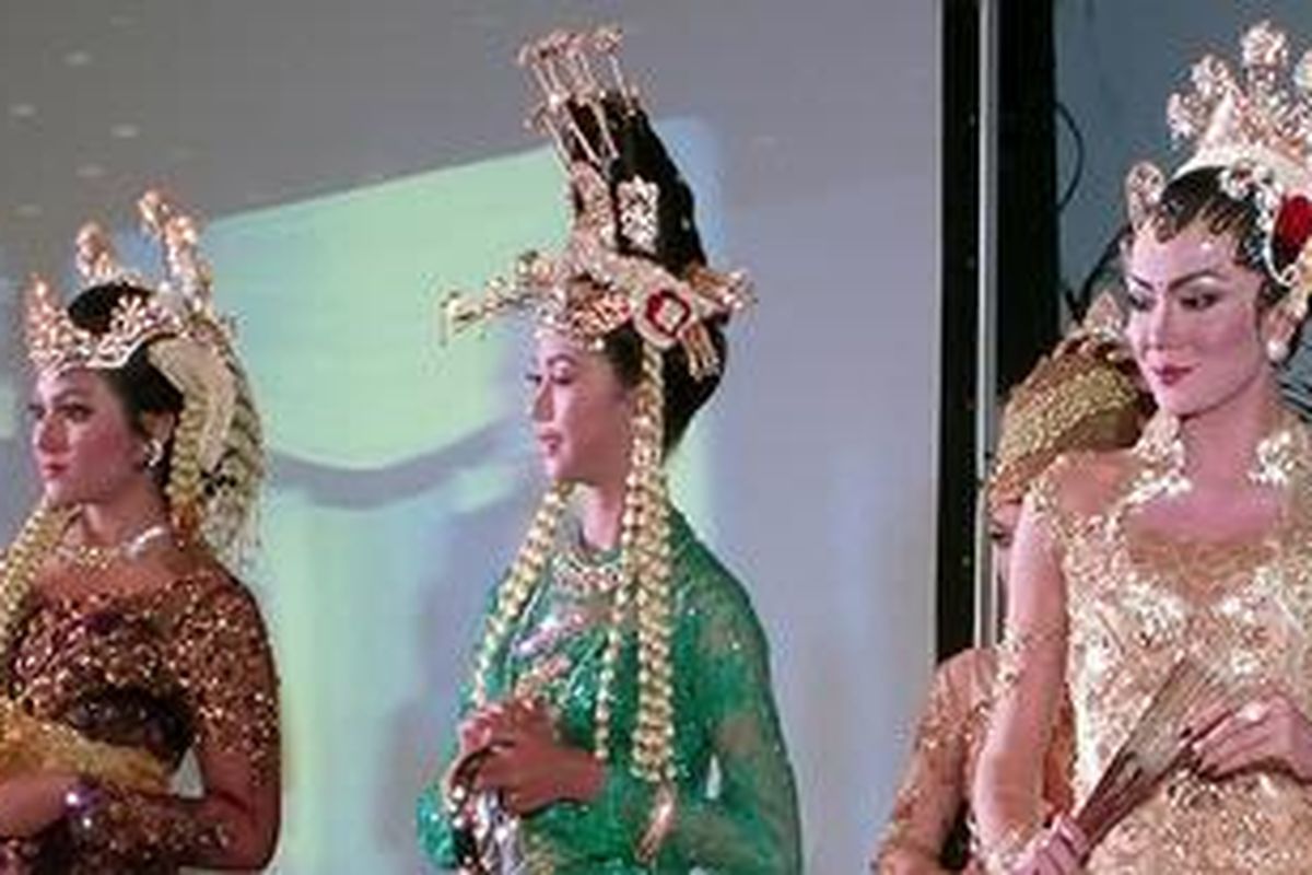 Tata rias dan busana pengantin daerah modifikasi karya murid pendidikan tata rias pengantin M Deddy dalam pagelaran Beauty Inspiration di Gedung Smesco Jakarta, Kamis, 28/6/2012.