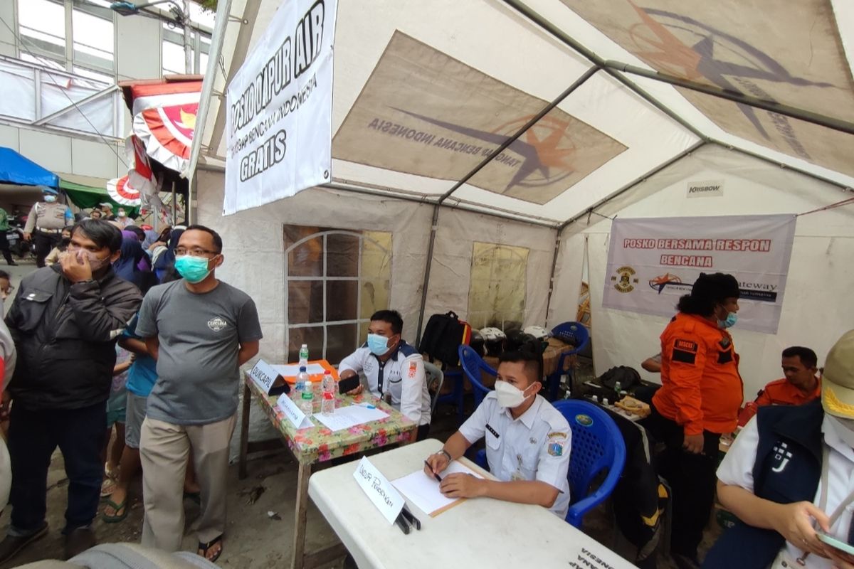 Pemerintah Kota (Pemkot) Jakarta Selatan mendirikan posko pelayanan di lokasi kebakaran yang terjadi di Jalan Masjid Al-Huda, tepatnya di dekat Stasiun Kebayoran Lama, Jakarta Selatan, pada Selasa (24/5/2022) siang.