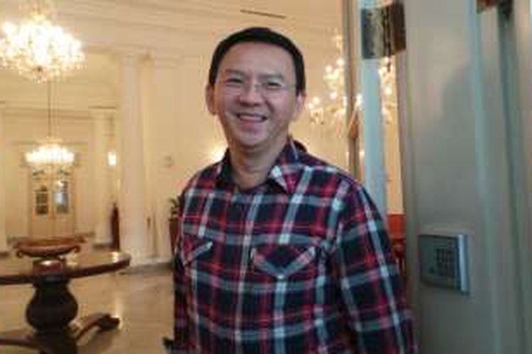 Gubernur DKI Jakarta Basuki Tjahaja Purnama (Ahok) memamerkan kemeja kotak-kotak barunya yang akan digunakan untuk kampanye Pilkada DKI Jakarta 2017 kepada Kompas.com, di Balai Kota DKI Jakarta, Rabu (21/9/2016).