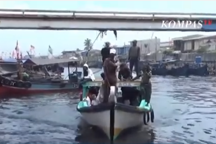 Sejumlah warga Jakarta memilih berangkat mudik menggunakan perahu dari Cilincing menuju  Muara Gembong, Bekasi.