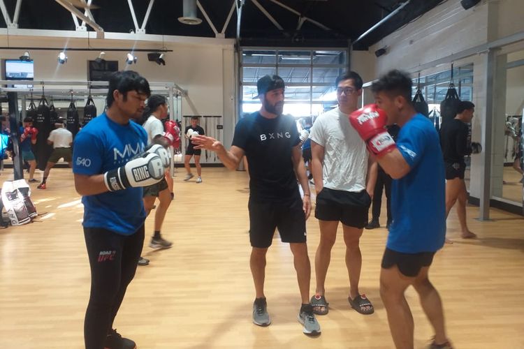 Atlet MMA Indonesia, Jeka Saragih (kiri), sedang berlatih dengan Jon Saragih (kanan) di The Boxing Club, San Diego, AS, pada Sabtu (15/4/2023). Jeka Saragih tengah berlatih di San Diego untuk bersiap menghadapi debut UFC pada Juni nanti.