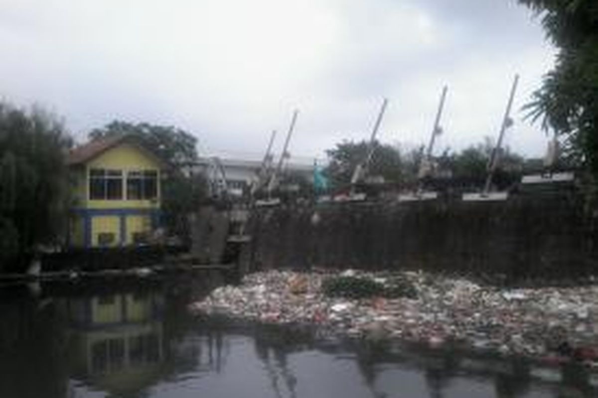Sampah menumpuk di Pintu Air Kali Sunter, Jakarta Utara, Senin (27/1/2014). Selama musim hujan, tumpukan sampah di pintu air tersebut tidak pernah habis meski dikeruk setiap hari.