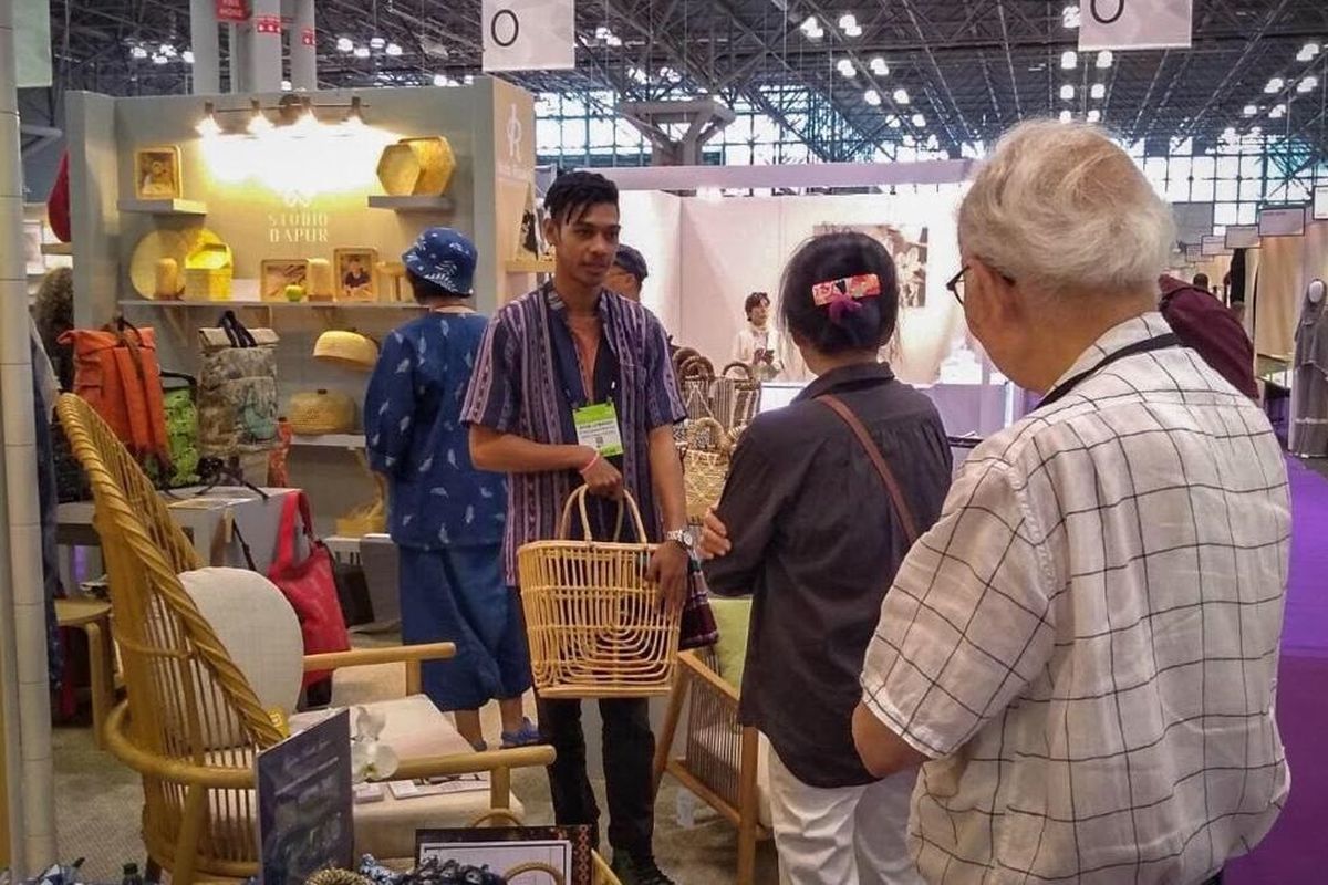 Produk kerajinan furnitur Indonesia menjadi pemenang kategori Best New Product pada pameran dagang dan kriya terbesar di Amerika Utara NYNOW 2019 yang berlangsung dari 10-13 Agustus 2019 di Javits Center New York. Furnitur Merapi Lounge Chair (kiri bawah) yang memenangkan penghargaan bergengsi ini, didesain dan diproduksi oleh Djalin, UKM dari Bandung. 