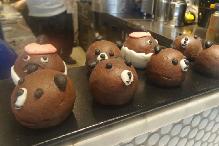 Dim Sum dengan warna dan bentuk unik di daerah Central, Hong Kong.