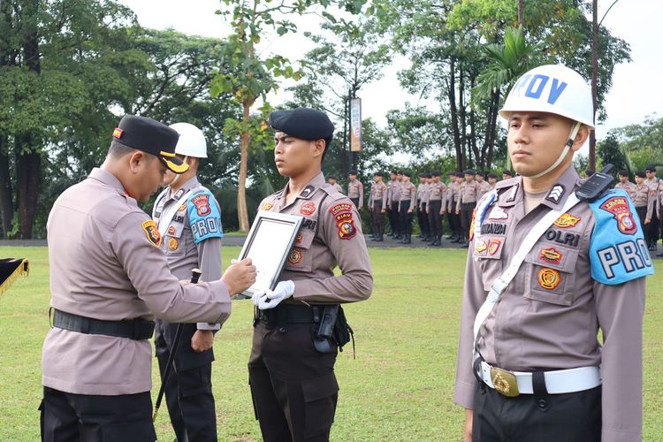 Upacara pemberhentian Bripda MS sebagai anggota polisi, di Mapolres Kuansing, Riau, Kamis (21/3/2024).