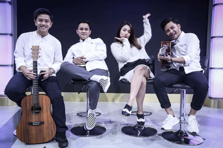 Lirik Lagu Hivi Siapkah Kau Tuk Jatuh Cinta Lagi Chord - Dunia Belajar