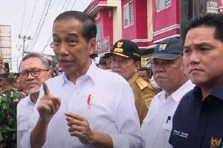 Presiden Joko Widodo (Jokowi) saat memberi keterangan ke wartawan usai mengunjungi Pasar Natar di Lampung Selatan, Provinsi Lampung, Jumat (5/5/2023).