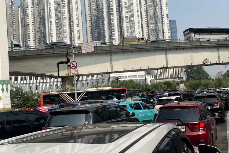 Truk Kontainer Terguling di Jalan S Parman Jakbar, Macet Mengular dari Tomang ke Grogol