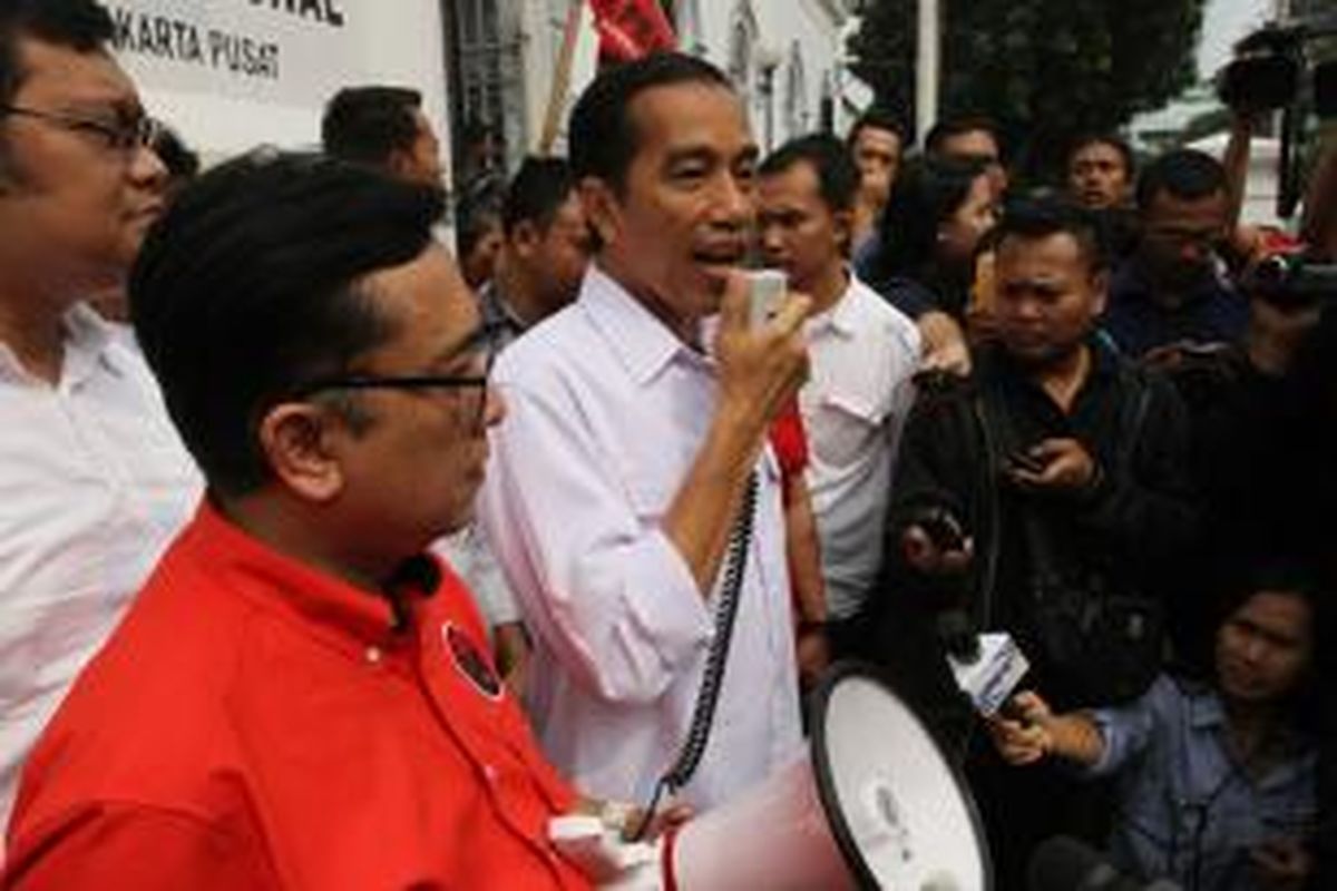 Gubernur DKI Jakarta Joko Widodo (tengah) tiba di Museum Kebangkitan Bangsa, di Jakarta Pusat, Minggu (16/3/2014). Jokowi menjadi juru kampanye bagi PDI Perjuangan dan memulai hari pertama kampanye dengan berkeliling museum menelusuri jejak-jejak perjuangan para pahlawan di Jakarta.