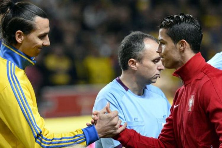 Striker Swedia, Zlatan Ibrahimovic (kiri), bersalaman dengan bintang Portugal, Cristiano Ronaldo, menjelang pertandingan play-off Piala Dunia 2014 zona Eropa di Friends Arena di Solna, Stockholm, Selasa (19/11/2013).