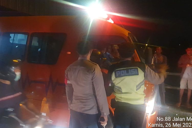 Jenazah korban dievakuasi mengunakan mobil ambulance BPBD Bali menuju RSUP Sanglah pada Kamis (26/5/2022)./Dok. Humas Polresta Denpasar