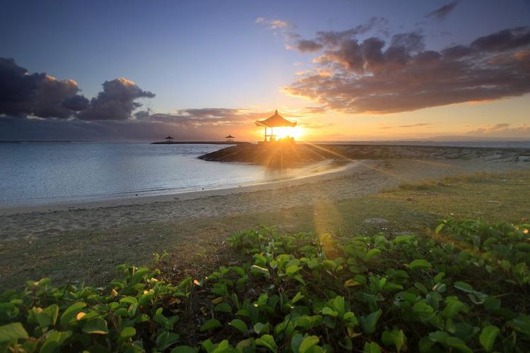 Pemandangan matahari terbit di Pantai Sanur.
