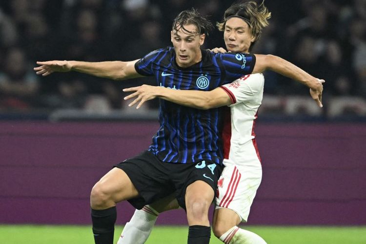 Striker Inter Milan, Pio Esposito, berduel dengan bek Ajax Ko Itakura. Esposito menjadi starter pada laga Ajax Amsterdam vs Inter Milan di Johan Cruyff ArenA, Rabu (17/9/2025) malam lokal atau Kamis dini hari WIB.