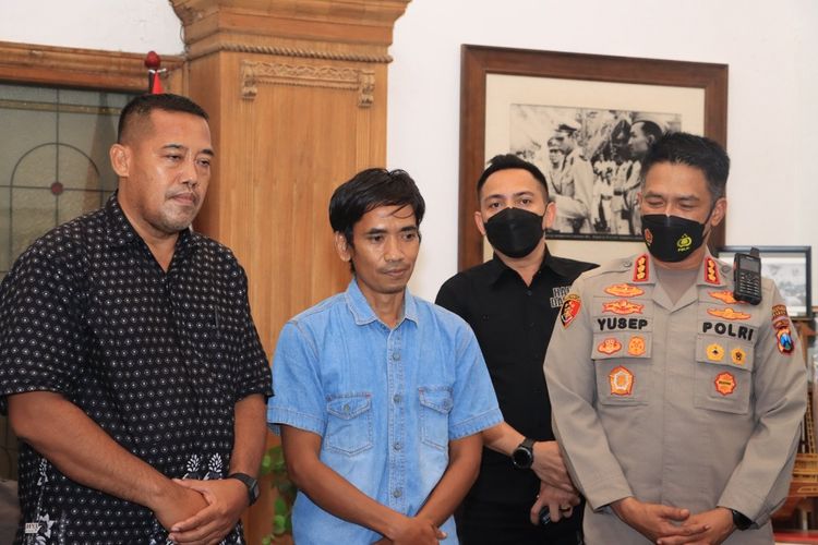 Ali Muhjayin, orangtua siswa yang menjadi korban pemukulan oleh gurunya di SMPN 49 Surabaya, Jawa Timur, mendatangi Markas Polrestabes Surabaya untuk mencabut laporan polisi, Jumat (4/2/2022).