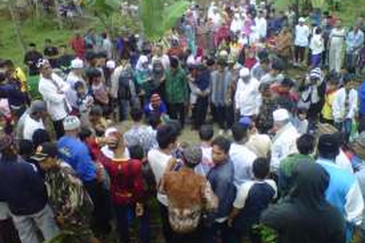 Ratusan warga menghadiri pemakaman almarhaum Yayan Royani di taman pemakaman umum Desa Cipurut, Kecamatan Cireunghas, Sukabumi, Jawa Barat, Jumat (3/6/2016). 