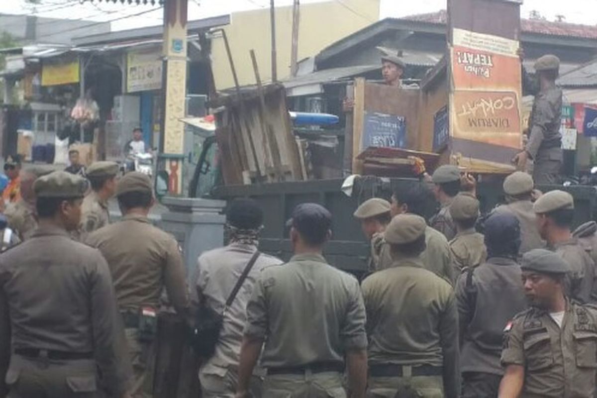 Satuan Polisi Pamong Praja (Satpol PP) tangerang selatan membongkar sebanyak 15 lapak pedagang kaki lima di Jalan Perkutut, Rengas, Ciputat Timur, Tangerang Selatan, Kamis (31/10/2019).Sejumlah lapak tersebut dibongkar karena dinilai telah melanggar peraturan lantaran berjualan di area terbuka hijau. 