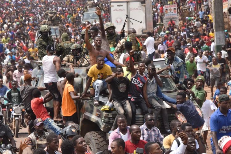 Ribuan warga merayakan bersama anggota militer Guinea pasca-kudeta militer yang menggulingkan Presiden Alpha Conde di Conakry, Minggu 5 September 2021.