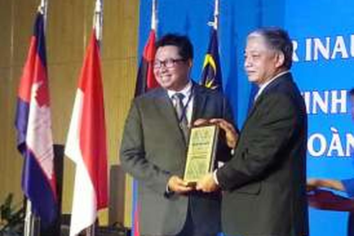 Sekretaris Perusahaan PGN Heri Yusup menerima penghargaan yang diserahkan oleh Deputy Minister of Labour, War Invalids and Social Affair (MoLISA) Vietnam, Doan Mau Diep.
