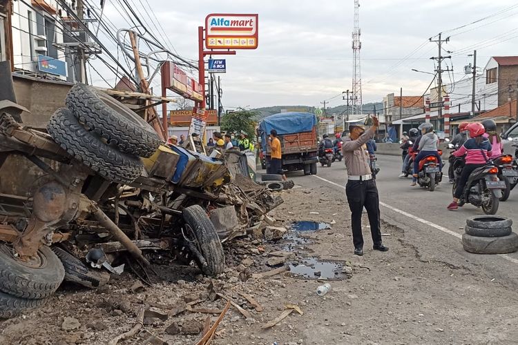 Truk yang mengalami rem blong menyebabkan sopir meninggal dunia