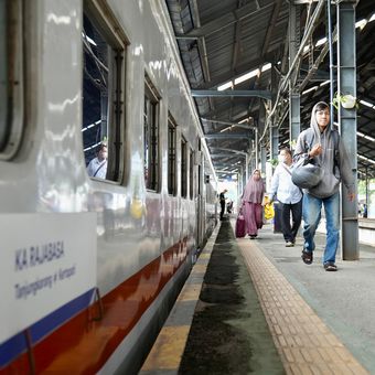 Ilustrasi kereta api. Tiket kereta go show. Tiket go show kereta api. Daftar kereta tarif khusus dari Solo Mei 2026. Daftar kereta tarsus Solo Mei 2026. Tarsus KAI. Tiket KA go show kereta api.
